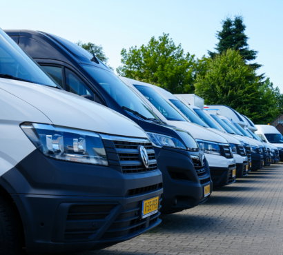 Rij met bedrijfswagens geparkeerd op het terrein van Greven Automotive.