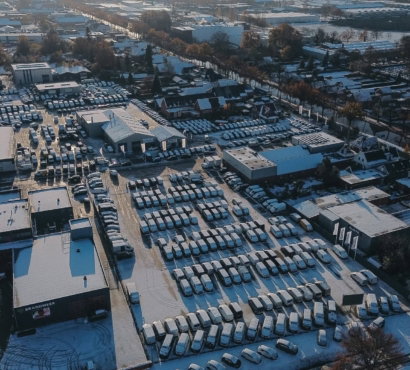 Besneeuwd winterlandschap en wegen vanuit de lucht